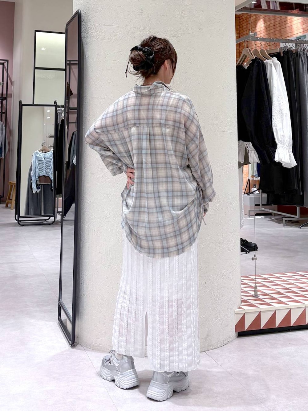 ホワイト系のTシャツ/カットソー、ホワイト系のスカート、シルバー系のスニーカーを着用したレディースの春コーディネートの3枚目の写真