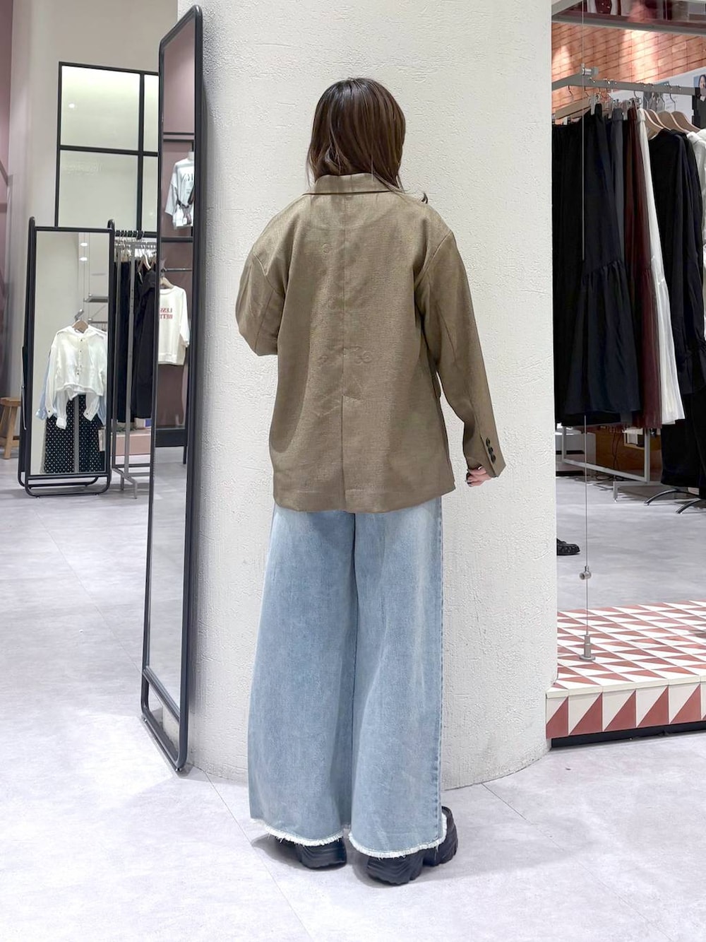 ブラウン系のその他アウター、ブラウン系のローファー、ブルー系のデニムパンツを着用したレディースの春コーディネートの2枚目の写真