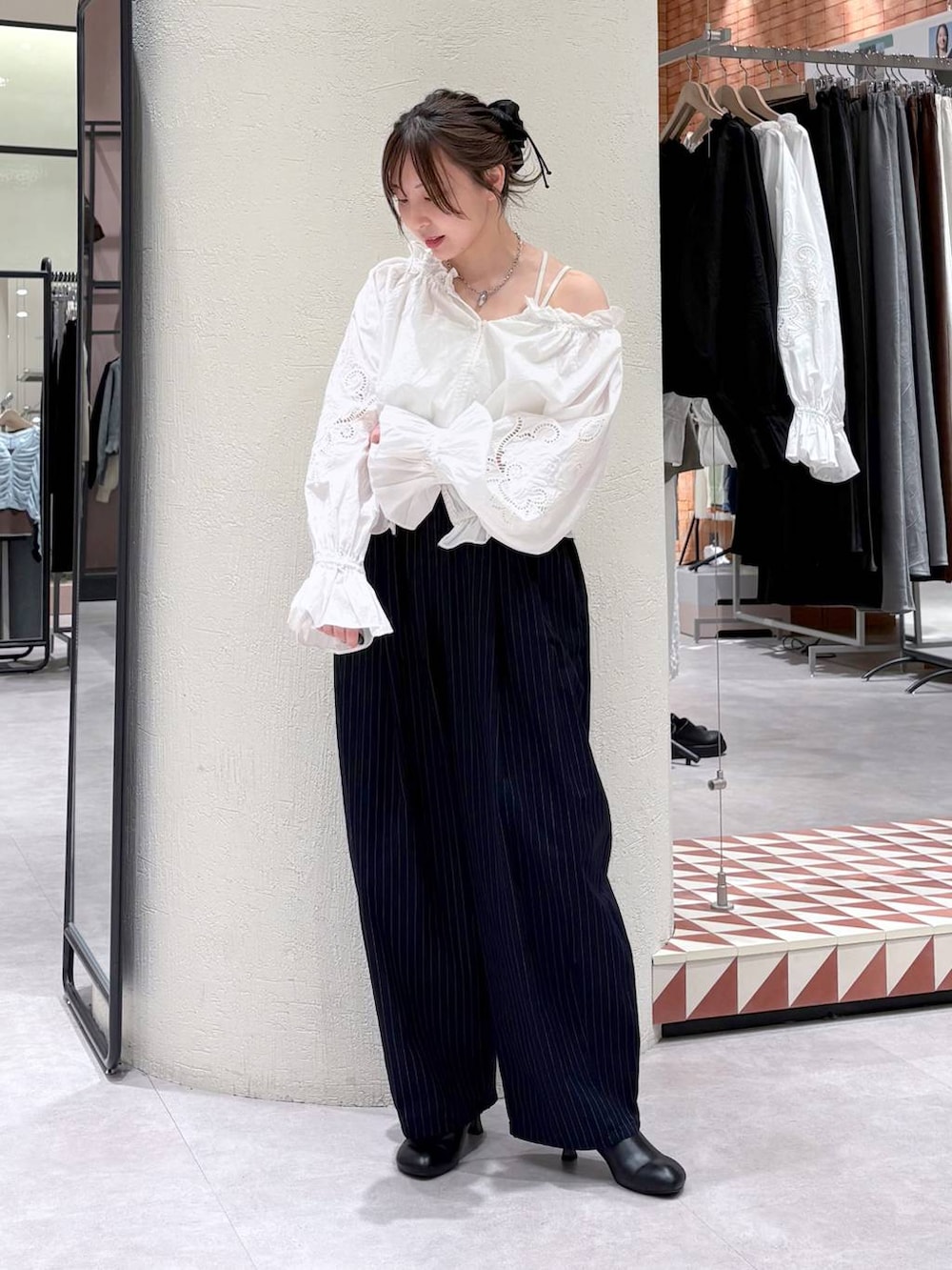 ホワイト系のTシャツ/カットソー、ブルー系のその他パンツ、ブラック系のサンダルを着用したレディースの春コーディネートの5枚目の写真