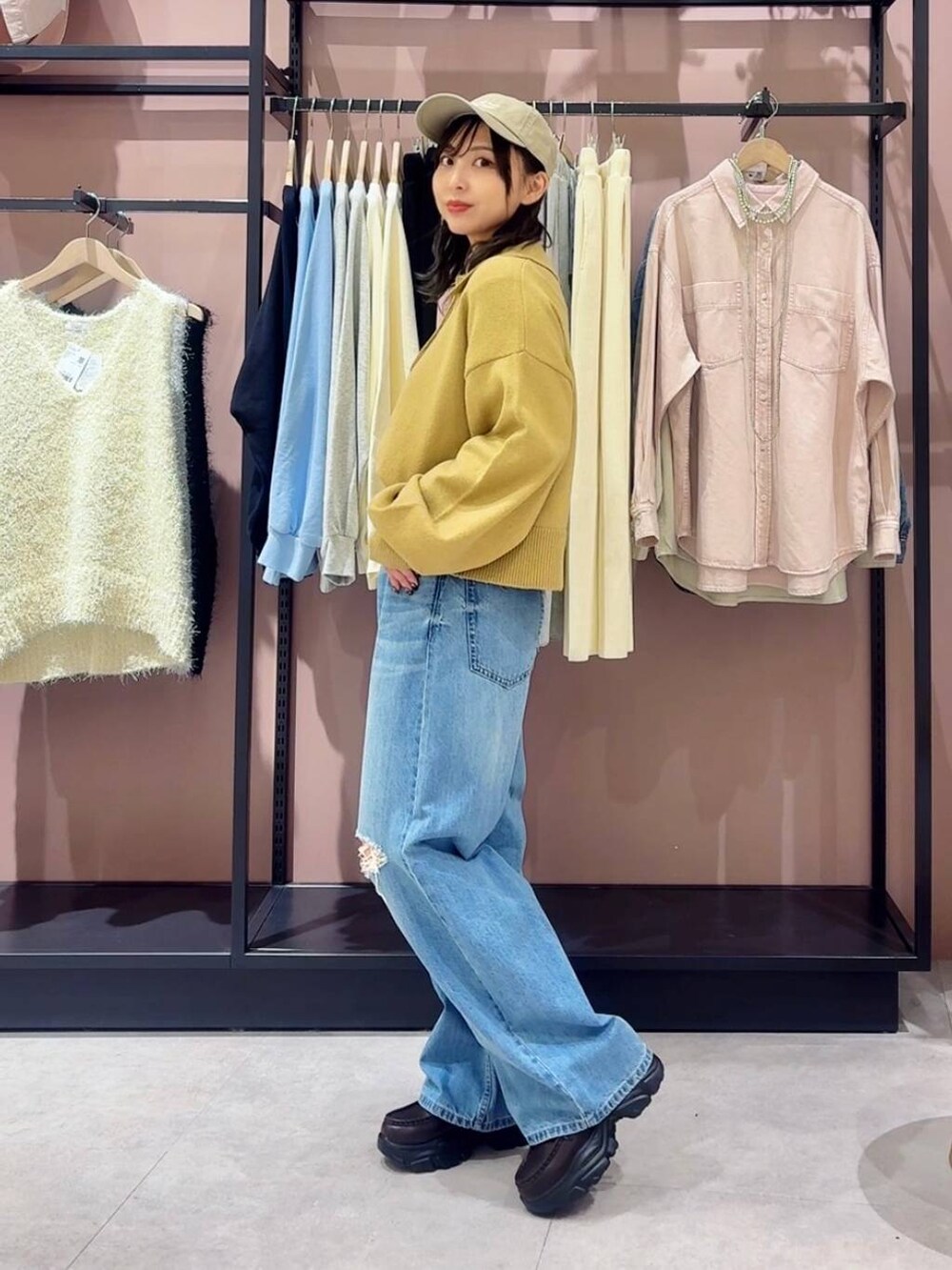 ブラウン系のローファー、イエロー系のニット/セーター、ブラウン系のベルトを着用したレディースの冬コーディネートの3枚目の写真