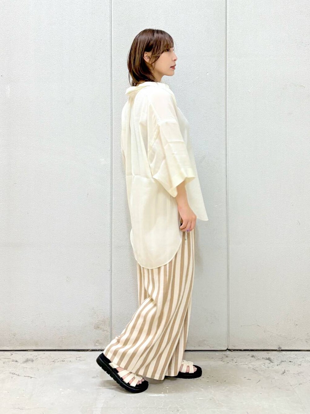 その他のその他パンツ、ホワイト系のサンダル、ベージュ系のシャツ/ブラウスを着用したレディースの夏コーディネートの4枚目の写真
