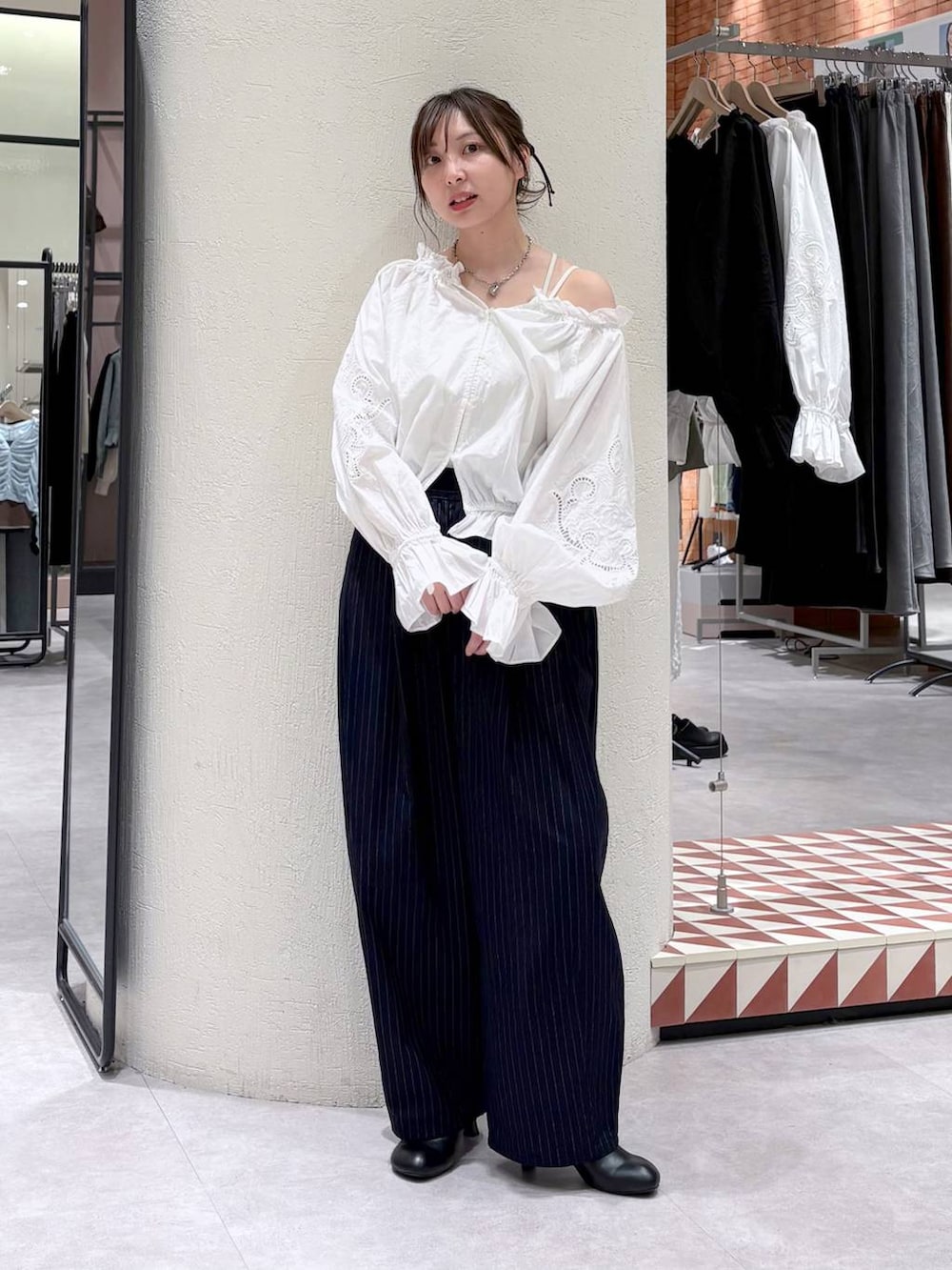 ホワイト系のTシャツ/カットソー、ブルー系のその他パンツ、ブラック系のサンダルを着用したレディースの春コーディネートの6枚目の写真