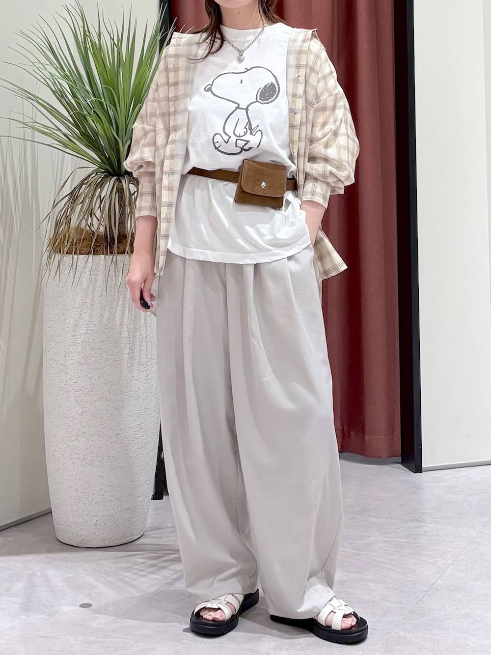 ブラウン系のその他パンツ、ベージュ系のシャツ/ブラウス、ホワイト系のサンダルを着用したレディースの夏コーディネートの2枚目の写真