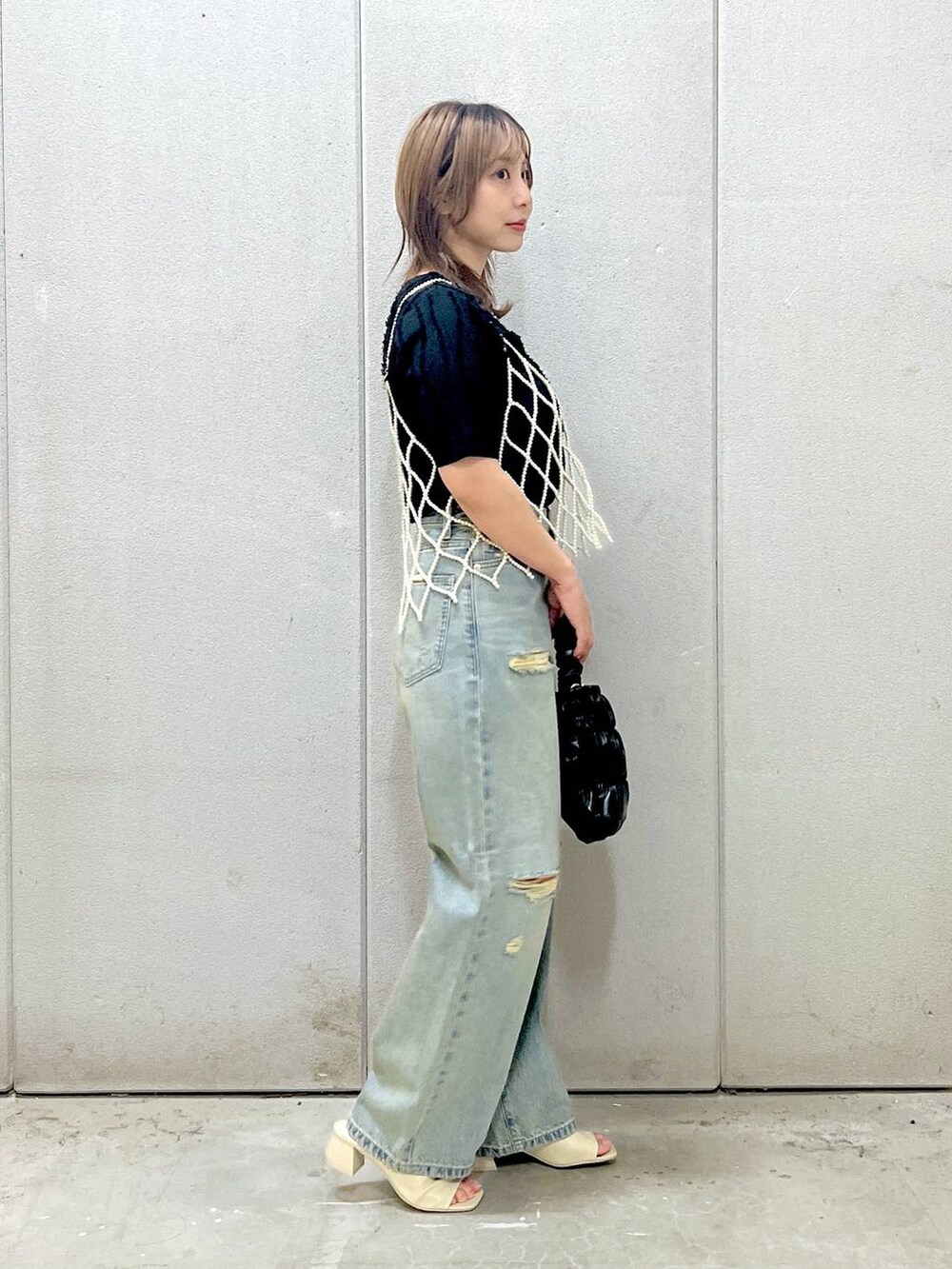 「モテ、おでかけ、ワントーン、着痩せ・細見え、カジュアル、夏コーデ、LOWRYS FARM、大人女子カジュアル_LOWRYS FARM、デニムジャケット、セールコーデ、ベーシック/シンプル、旅行、女子ウケ、デートコーデ」｜「LOWRYS FARMのディープアッパーサンダル  114134（サンダル、ホワイト系）」を使った、akn.さん（レディース・158cm）の夏コーディネートの3枚目の写真