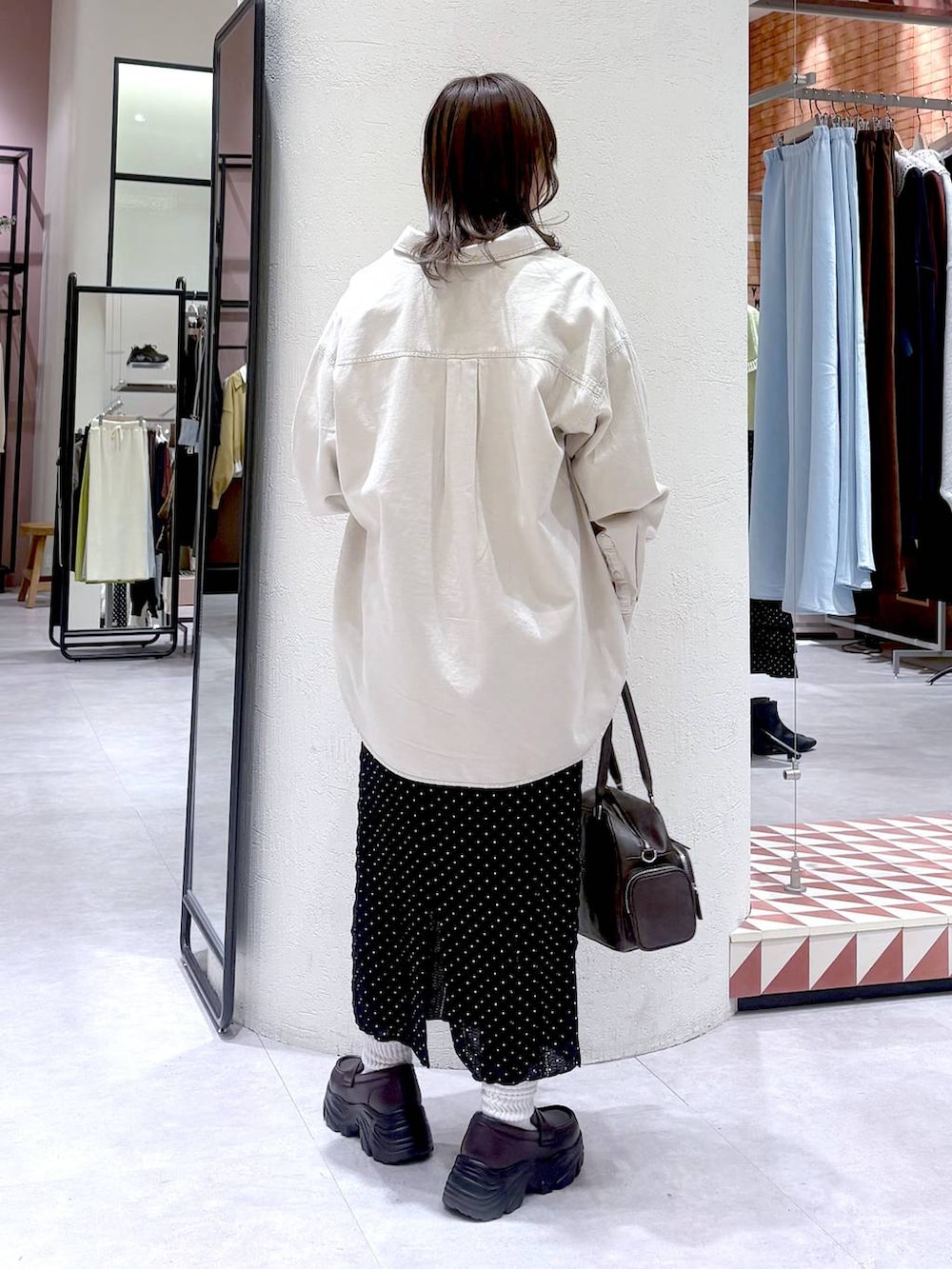 ベージュ系のシャツ/ブラウス、ブラウン系のボストンバッグ、ブラウン系のローファーを着用したレディースの冬コーディネートの3枚目の写真