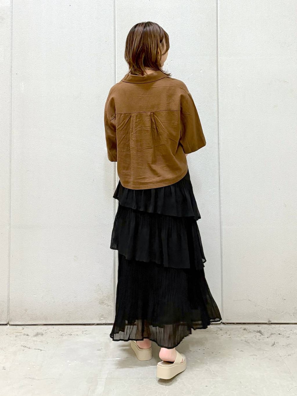 「ワントーン、着痩せ・細見え、カジュアル、ローリーズスタイル_LOWRYS FARM、LOWRYS FARM、大人女子カジュアル_LOWRYS FARM、シャツ、and STセール、ロングスカート、サンダル、夏コーデ、モテ、おでかけ、旅行、女子ウケ」｜「LOWRYS FARMのノルマンディショートシャツ　 248288（シャツ/ブラウス、ブラウン系）」を使った、akn.さん（レディース・158cm）の夏コーディネートの4枚目の写真
