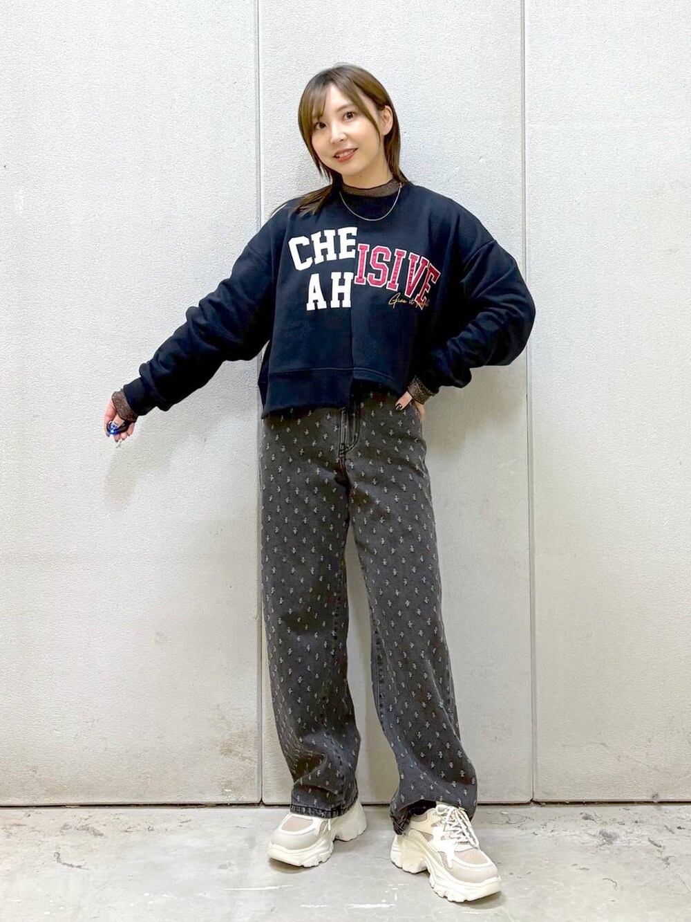 その他のTシャツ/カットソー、ブラック系のデニムパンツ、ベージュ系のスニーカーを着用したレディースの冬コーディネートの2枚目の写真