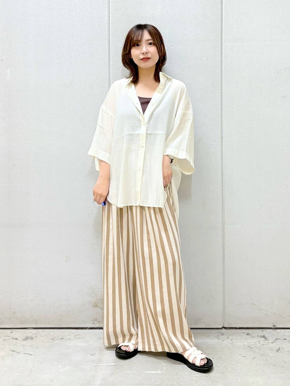 その他のその他パンツ、ホワイト系のサンダル、ベージュ系のシャツ/ブラウスを着用したレディースの夏コーディネートの2枚目の写真