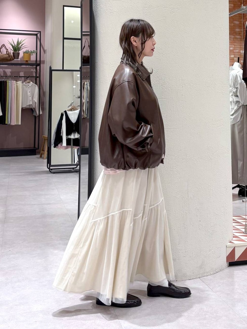 ピンク系のTシャツ/カットソー、ブラウン系のブルゾン、ブラウン系のローファーを着用したレディースの春コーディネートの4枚目の写真