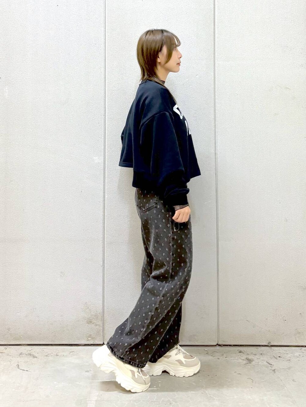 その他のTシャツ/カットソー、ブラック系のデニムパンツ、ベージュ系のスニーカーを着用したレディースの冬コーディネートの4枚目の写真