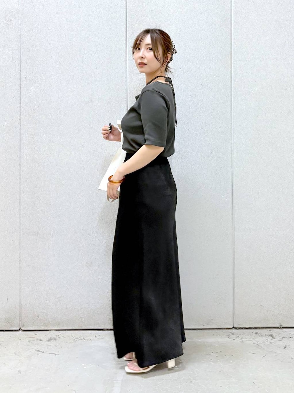 「ボストンバッグ、韓国系、デートコーデ、モテ、おでかけ、女子会、ワントーン、着痩せ・細見え、カジュアル、ローリーズスタイル_LOWRYS FARM、LOWRYS FARM、大人女子カジュアル_LOWRYS FARM、ジャケットスタイル、ウエストゴム、ロングスカート」|「LOWRYS FARMのホップサックジャケットSS253196(テーラードジャケット、ホワイト系)」を使った、akn.さん(レディース・158cm)の夏コーディネートの6枚目の写真