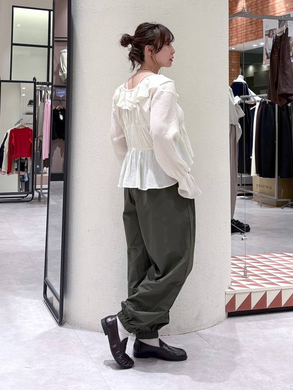 ホワイト系のTシャツ/カットソー、ブラウン系のローファー、ホワイト系のシャツ/ブラウスを着用したレディースの春コーディネートの3枚目の写真