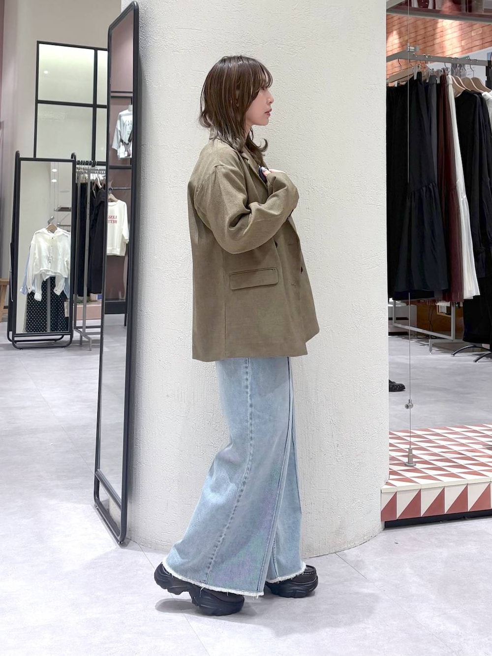 ブラウン系のその他アウター、ブラウン系のローファー、ブルー系のデニムパンツを着用したレディースの春コーディネートの3枚目の写真