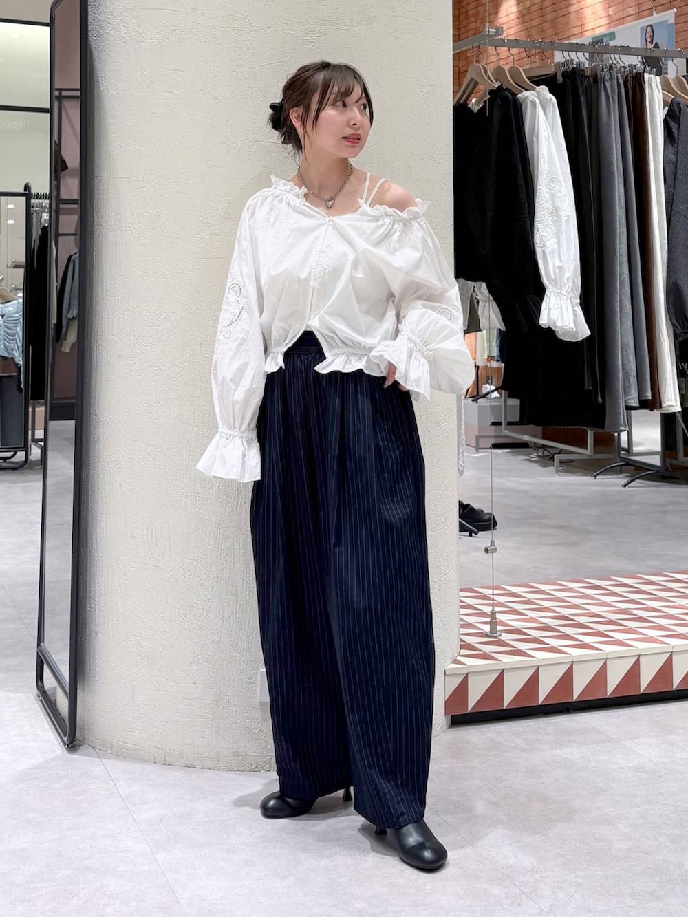 ホワイト系のTシャツ/カットソー、ブルー系のその他パンツ、ブラック系のサンダルを着用したレディースの春コーディネートの2枚目の写真