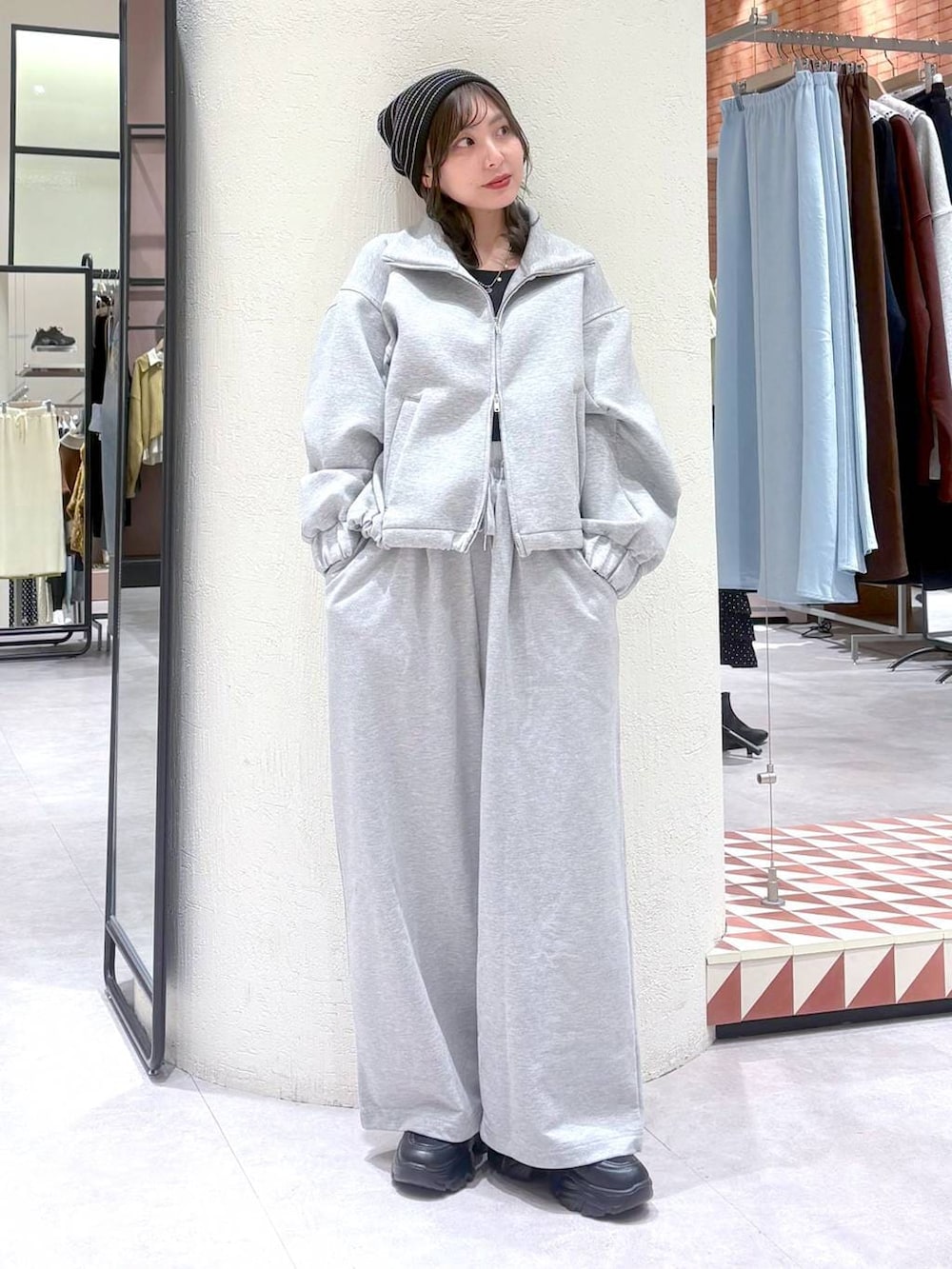 グレー系のスウェットパンツ、グレー系のスウェット、ブラック系のスニーカーを着用したレディースの冬コーディネートの2枚目の写真