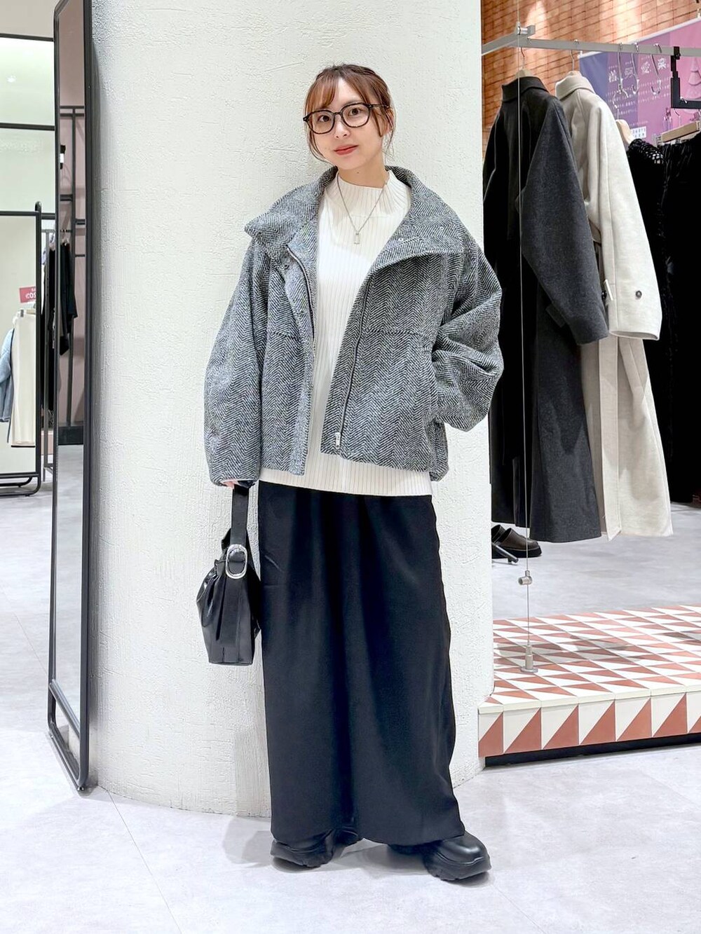 ブラック系のブーツ、グレー系のブルゾン、ブラック系のその他パンツを着用したレディースの冬コーディネートの6枚目の写真