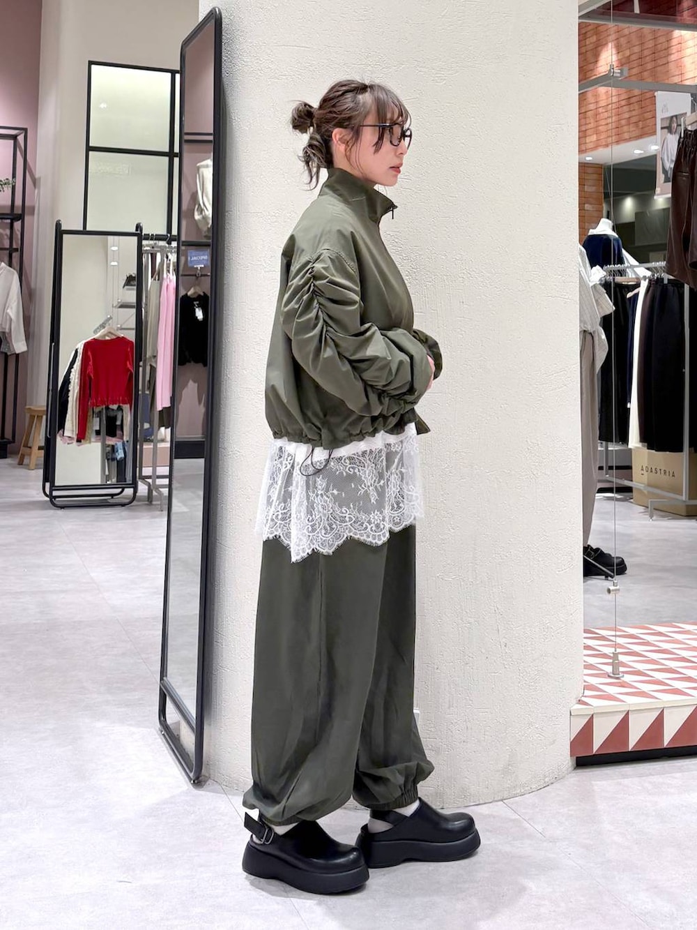 ブラック系のサンダル、グリーン系のその他パンツ、グリーン系のブルゾンを着用したレディースの春コーディネートの3枚目の写真