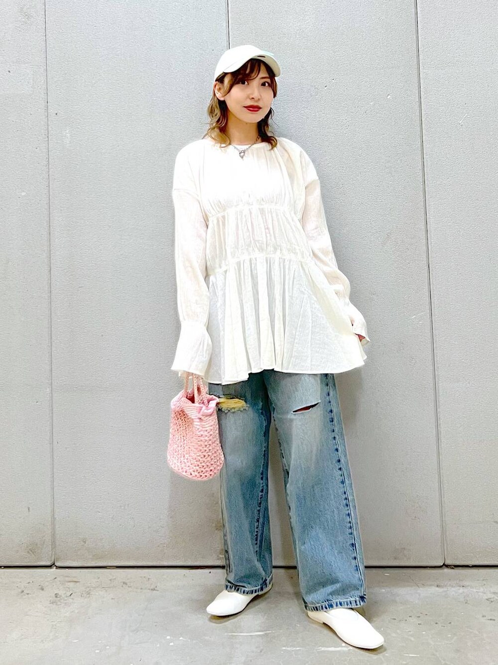 「カジュアル、ローリーズスタイル_LOWRYS FARM、LOWRYS FARM、大人女子カジュアル_LOWRYS FARM、ブラウス、デニムパンツ、フラットシューズ、キャップ、ガーリー、差し色コーデ、春コーデ、デートコーデ、旅行、女子会、おでかけ」|「LOWRYS FARMのフワットシューズ 100494(パンプス、ホワイト系)」を使った、akn.さん(レディース・158cm)の春コーディネートの5枚目の写真