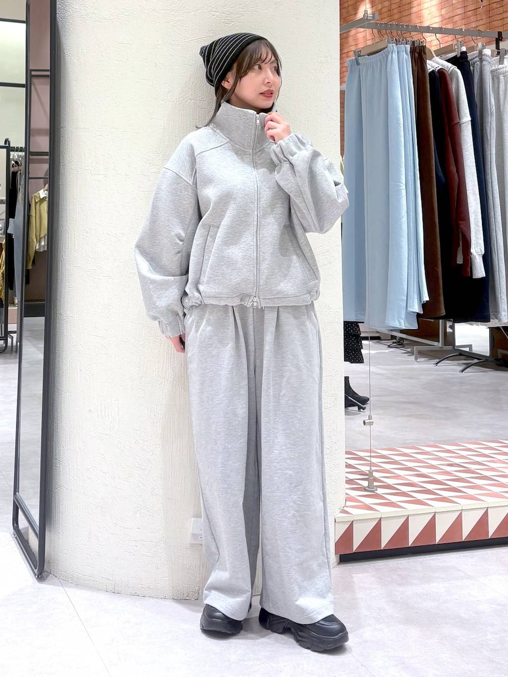 グレー系のスウェットパンツ、グレー系のスウェット、ブラック系のスニーカーを着用したレディースの冬コーディネートの5枚目の写真