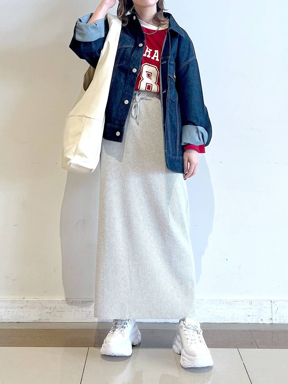 「ローリーズスタイル_LOWRYS FARM、LOWRYS FARM、大人女子カジュアル_LOWRYS FARM、BAYFLOW、デニムジャケット、デニムパンツ、ラフ、テーマパーク、ピクニック、差し色コーデ、ユニセックス、カジュアル」|「LOWRYS FARMのヤワラカルイBIGトートBAG 100157(トートバッグ、ホワイト系)」を使った、akn.さん(レディース・158cm)の春コーディネートの2枚目の写真