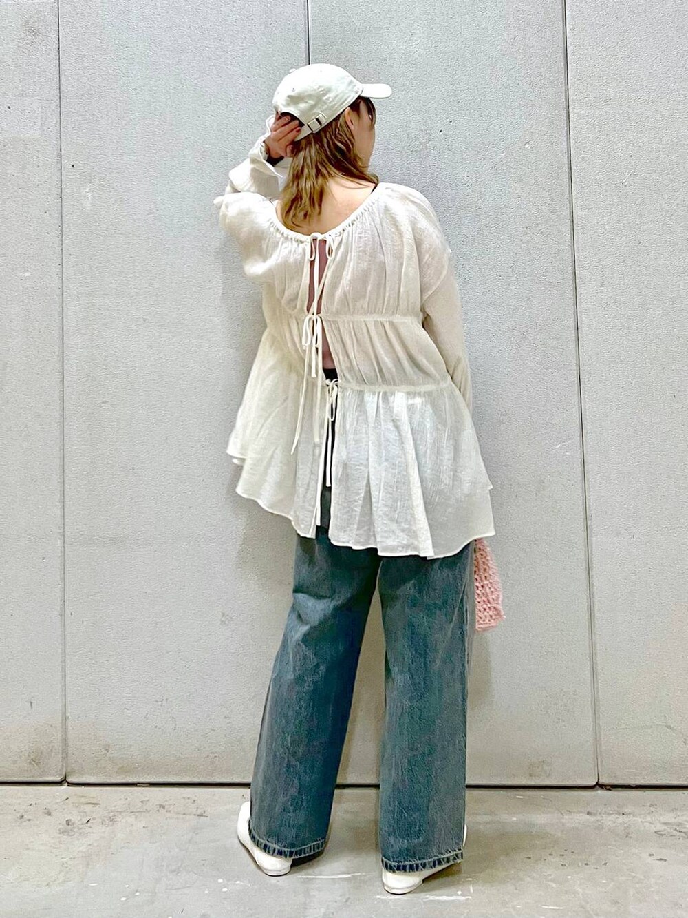 「カジュアル、ローリーズスタイル_LOWRYS FARM、LOWRYS FARM、大人女子カジュアル_LOWRYS FARM、ブラウス、デニムパンツ、フラットシューズ、キャップ、ガーリー、差し色コーデ、春コーデ、デートコーデ、旅行、女子会、おでかけ」|「LOWRYS FARMのフワットシューズ 100494(パンプス、ホワイト系)」を使った、akn.さん(レディース・158cm)の春コーディネートの3枚目の写真