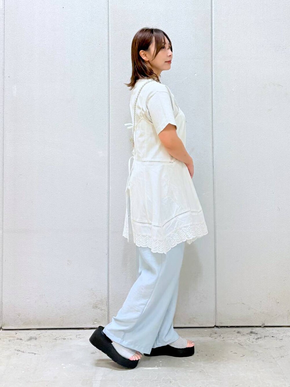 「キャミワンピース、Tシャツ、ワントーン、着痩せ・細見え、カジュアル、ローリーズスタイル_LOWRYS FARM、LOWRYS FARM、大人女子カジュアル_LOWRYS FARM、キャミソール、ワイドパンツ、ウエストゴム、サンダル、デートコーデ、レイヤードスタイル、モテ」｜「Me%のオハナビーズモバイルショルダーストラップ 109516（スマホグッズ、グレー系）」を使った、akn.さん（レディース・158cm）の夏コーディネートの6枚目の写真