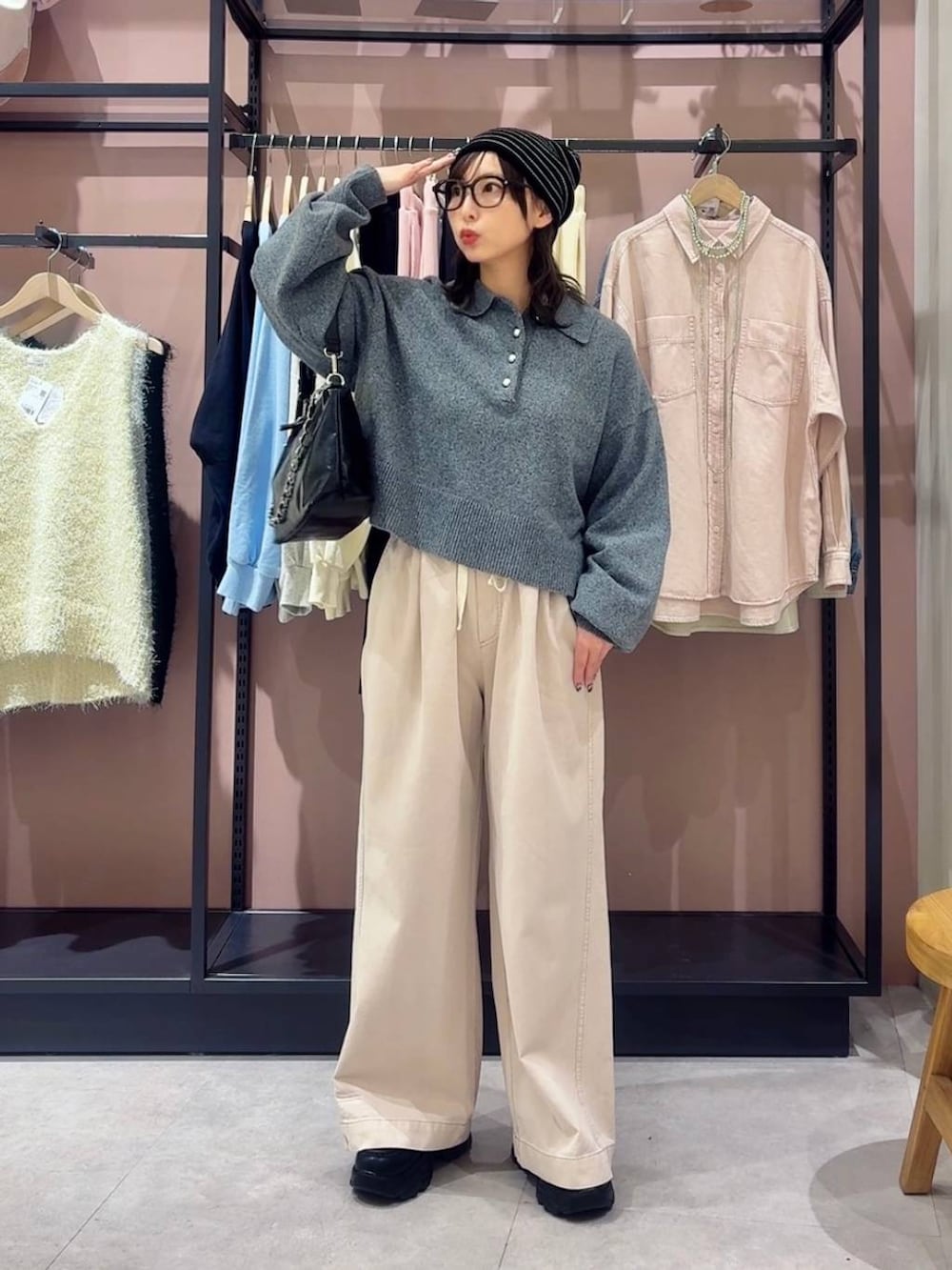 ピンク系のデニムパンツ、ブラック系のショルダーバッグ、ブラック系のローファーを着用したレディースの冬コーディネートの2枚目の写真