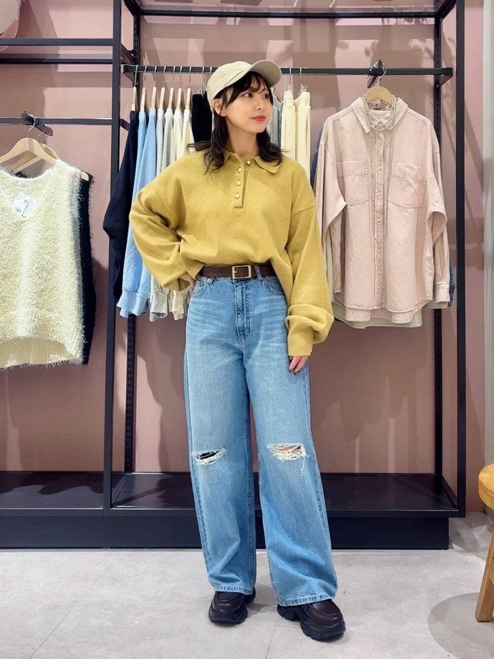 ブラウン系のローファー、イエロー系のニット/セーター、ブラウン系のベルトを着用したレディースの冬コーディネートの5枚目の写真