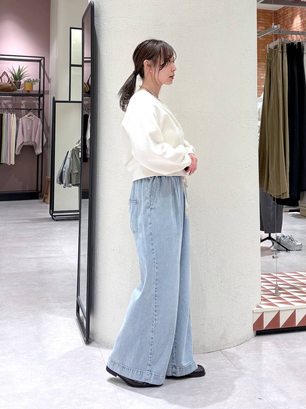 ホワイト系のTシャツ/カットソー、ブルー系のデニムパンツ、ブラウン系のローファーを着用したレディースの春コーディネートの3枚目の写真