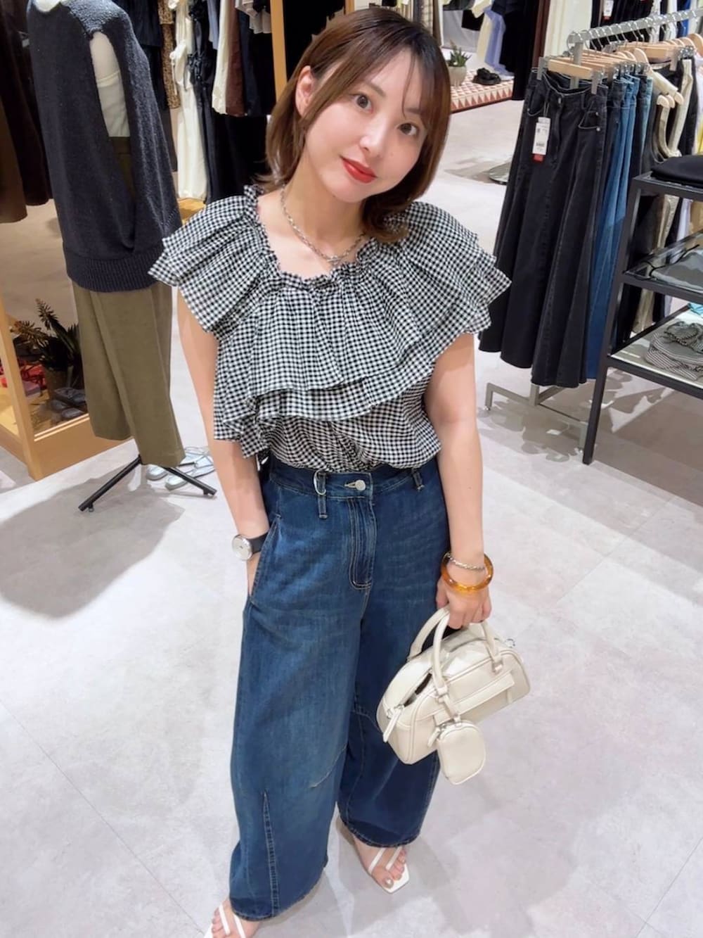 ブルー系のデニムパンツ、その他のシャツ/ブラウス、ホワイト系のサンダルを着用したレディースの夏コーディネートの4枚目の写真