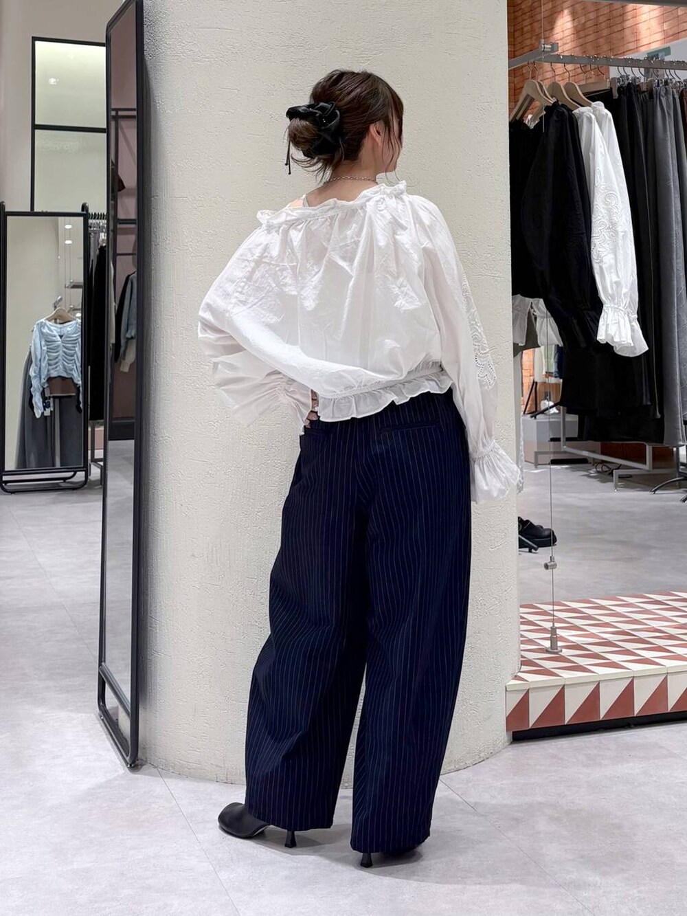 ホワイト系のTシャツ/カットソー、ブルー系のその他パンツ、ブラック系のサンダルを着用したレディースの春コーディネートの3枚目の写真