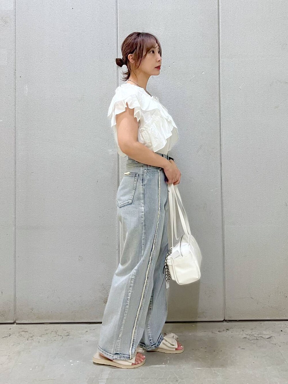「ワントーン、着痩せ・細見え、カジュアル、ローリーズスタイル_LOWRYS FARM、LOWRYS FARM、大人女子カジュアル_LOWRYS FARM、サマーセール、ブラウス、サンダル、デニムパンツ、カップ付きインナー、夏コーデ、セールコーデ、おでかけ、デートコーデ」|「LOWRYS FARMのスタイルUPクロスカップキャミ 100757(Tシャツ/カットソー、ホワイト系)」を使った、akn.さん(レディース・158cm)の夏コーディネートの3枚目の写真