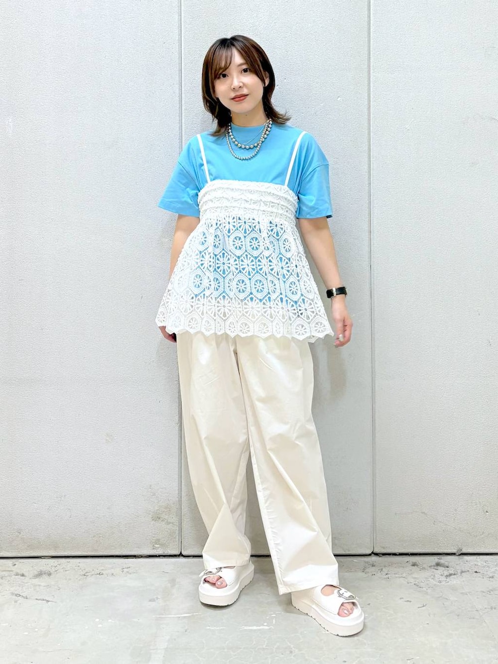 「ローリーズスタイル_LOWRYS FARM、LOWRYS FARM、大人女子カジュアル_LOWRYS FARM、キッズ服、キャミソール、レイヤードスタイル、夏コーデ、モテ、ワイドパンツ、サンダル、おでかけ、旅行、ワントーン、着痩せ・細見え、カジュアル」｜「LOWRYS FARMのタックボリュームコクーンパンツ　327284（スラックス、ホワイト系）」を使った、akn.さん（レディース・158cm）の夏コーディネートの5枚目の写真