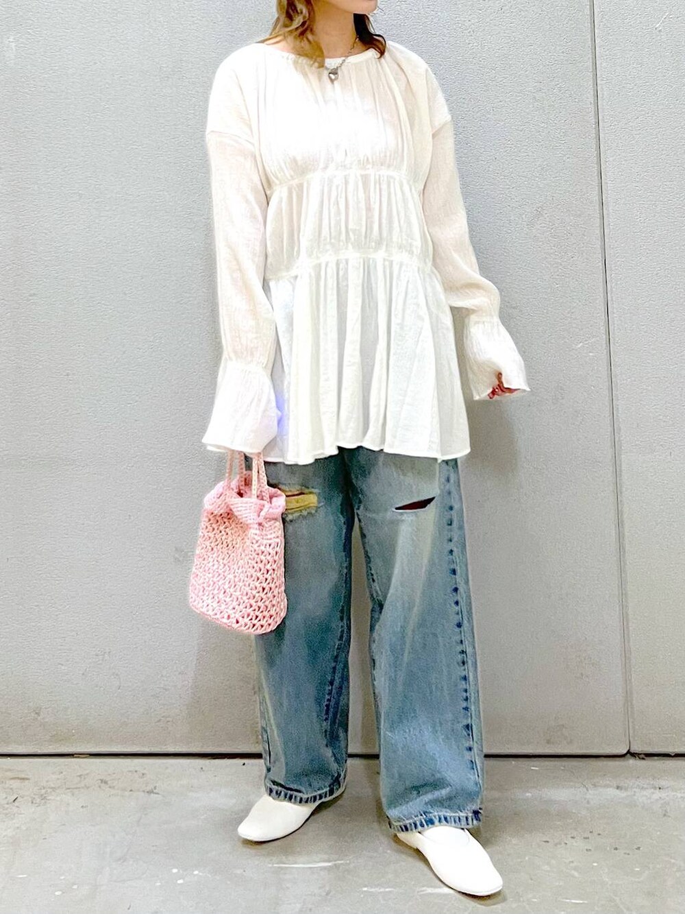 「カジュアル、ローリーズスタイル_LOWRYS FARM、LOWRYS FARM、大人女子カジュアル_LOWRYS FARM、ブラウス、デニムパンツ、フラットシューズ、キャップ、ガーリー、差し色コーデ、春コーデ、デートコーデ、旅行、女子会、おでかけ」|「LOWRYS FARMのフワットシューズ 100494(パンプス、ホワイト系)」を使った、akn.さん(レディース・158cm)の春コーディネートの2枚目の写真