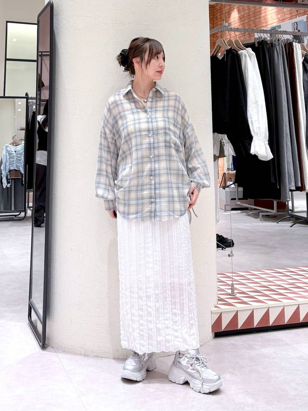 ホワイト系のTシャツ/カットソー、ホワイト系のスカート、シルバー系のスニーカーを着用したレディースの春コーディネートの2枚目の写真