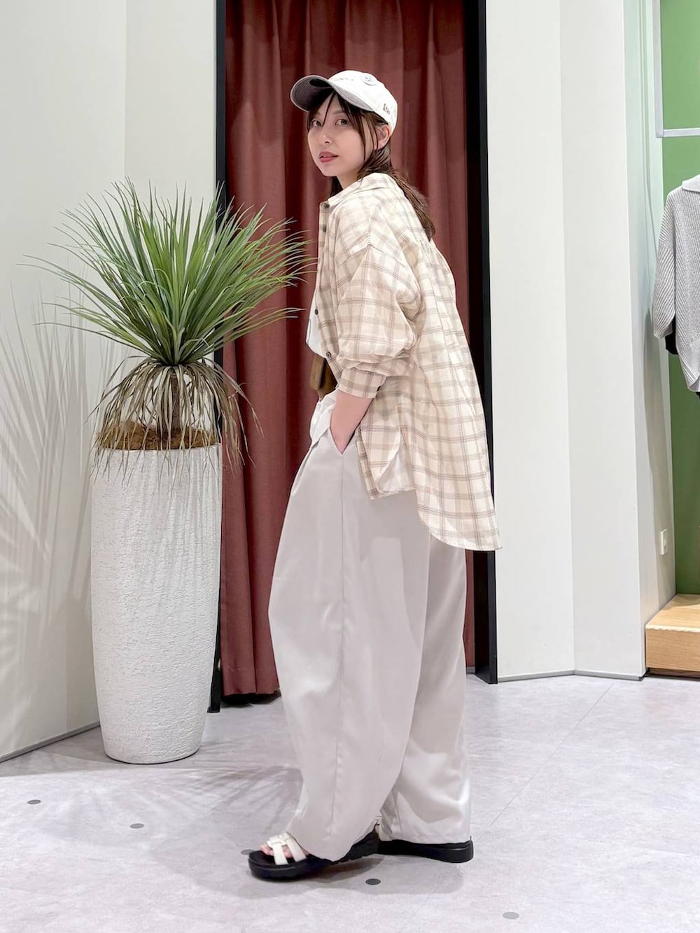 ブラウン系のその他パンツ、ベージュ系のシャツ/ブラウス、ホワイト系のサンダルを着用したレディースの夏コーディネートの3枚目の写真