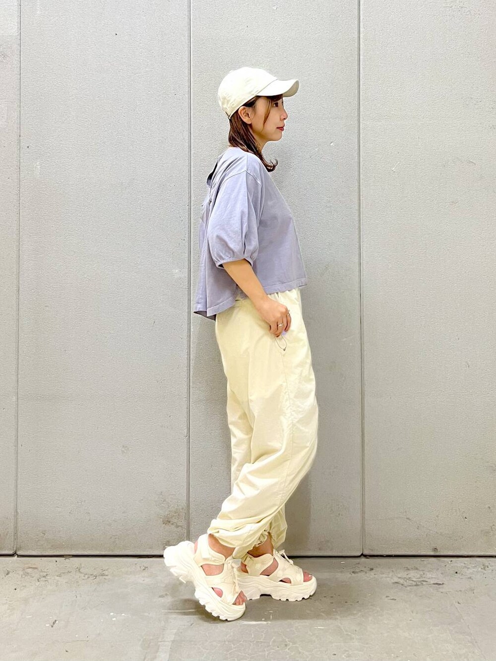 ホワイト系のサンダル、ホワイト系のカーゴパンツ、パープル系のTシャツ/カットソーを着用したレディースの夏コーディネートの4枚目の写真