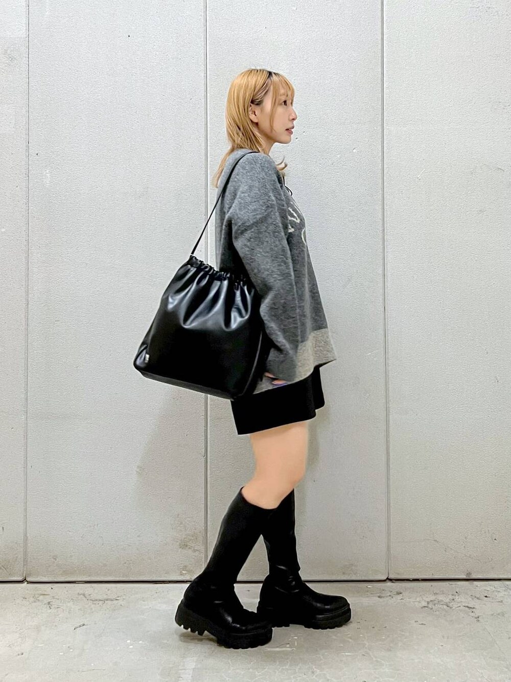 「デートコーデ、ワントーン、着痩せ・細見え、カジュアル、ローリーズスタイル_LOWRYS FARM、LOWRYS FARM、大人女子カジュアル_LOWRYS FARM、ドットエスティ秋コーデ、ドットエスティトレンド、ニット、ショートパンツ、ブーツ、モノトーン、ラフ、モテ」｜「LOWRYS FARMのストレッチロングブーツ 133374（ブーツ、ブラック系）」を使った、akn.さん（レディース・158cm）の秋コーディネートの4枚目の写真