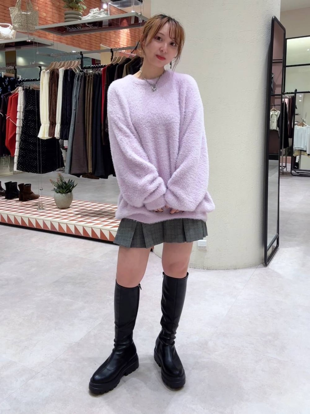 その他のスカート、ブラック系のブーツ、パープル系のニット/セーターを着用したレディースの秋コーディネートの3枚目の写真