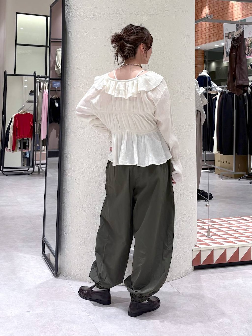 ホワイト系のTシャツ/カットソー、ブラウン系のローファー、ホワイト系のシャツ/ブラウスを着用したレディースの春コーディネートの4枚目の写真