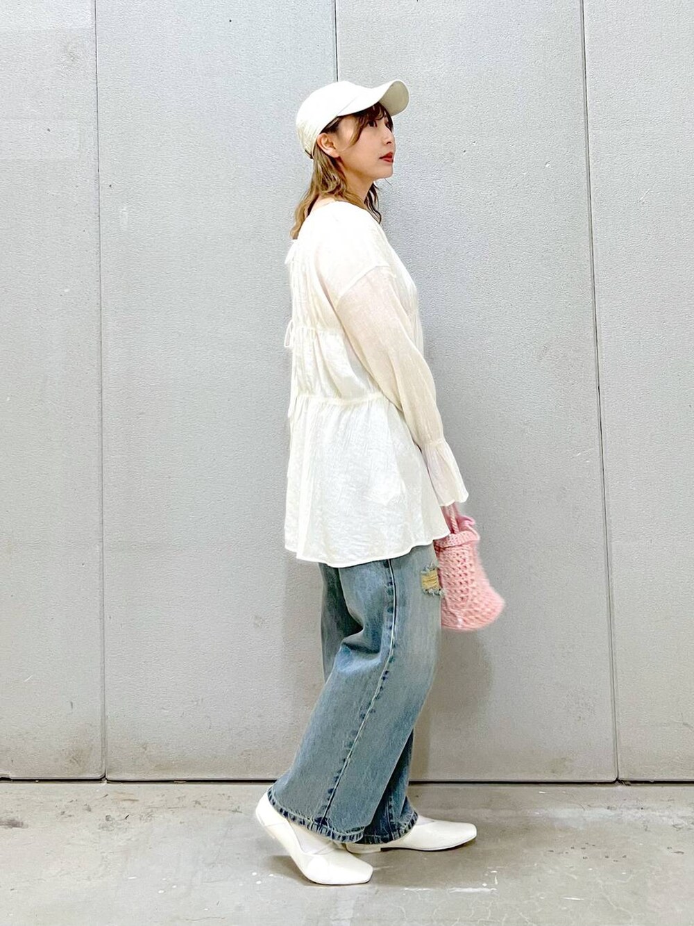 「カジュアル、ローリーズスタイル_LOWRYS FARM、LOWRYS FARM、大人女子カジュアル_LOWRYS FARM、ブラウス、デニムパンツ、フラットシューズ、キャップ、ガーリー、差し色コーデ、春コーデ、デートコーデ、旅行、女子会、おでかけ」|「LOWRYS FARMのフワットシューズ 100494(パンプス、ホワイト系)」を使った、akn.さん(レディース・158cm)の春コーディネートの4枚目の写真