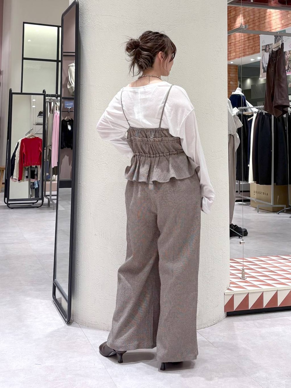 ホワイト系のTシャツ/カットソー、ブラウン系のサンダル、ブラウン系のサロペット/オーバーオールを着用したレディースの春コーディネートの3枚目の写真