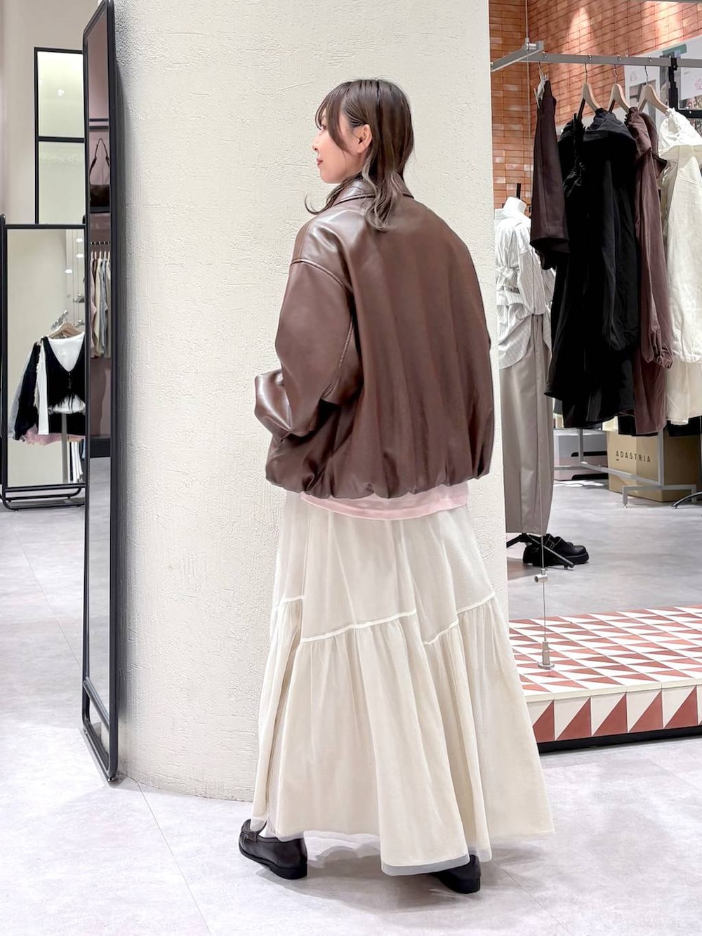 ピンク系のTシャツ/カットソー、ブラウン系のブルゾン、ブラウン系のローファーを着用したレディースの春コーディネートの3枚目の写真