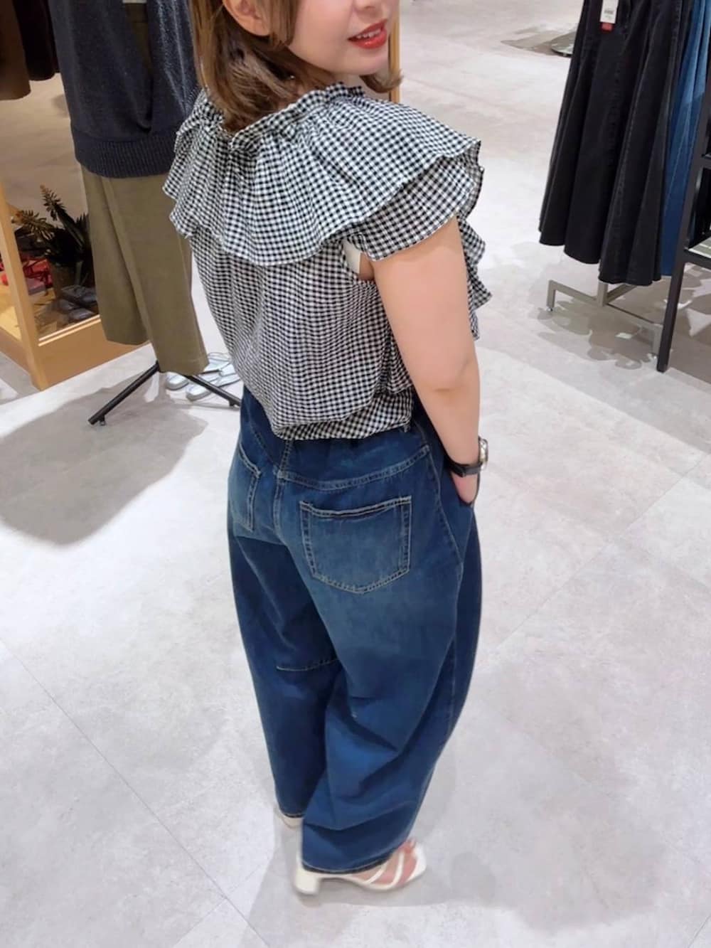ブルー系のデニムパンツ、その他のシャツ/ブラウス、ホワイト系のサンダルを着用したレディースの夏コーディネートの2枚目の写真