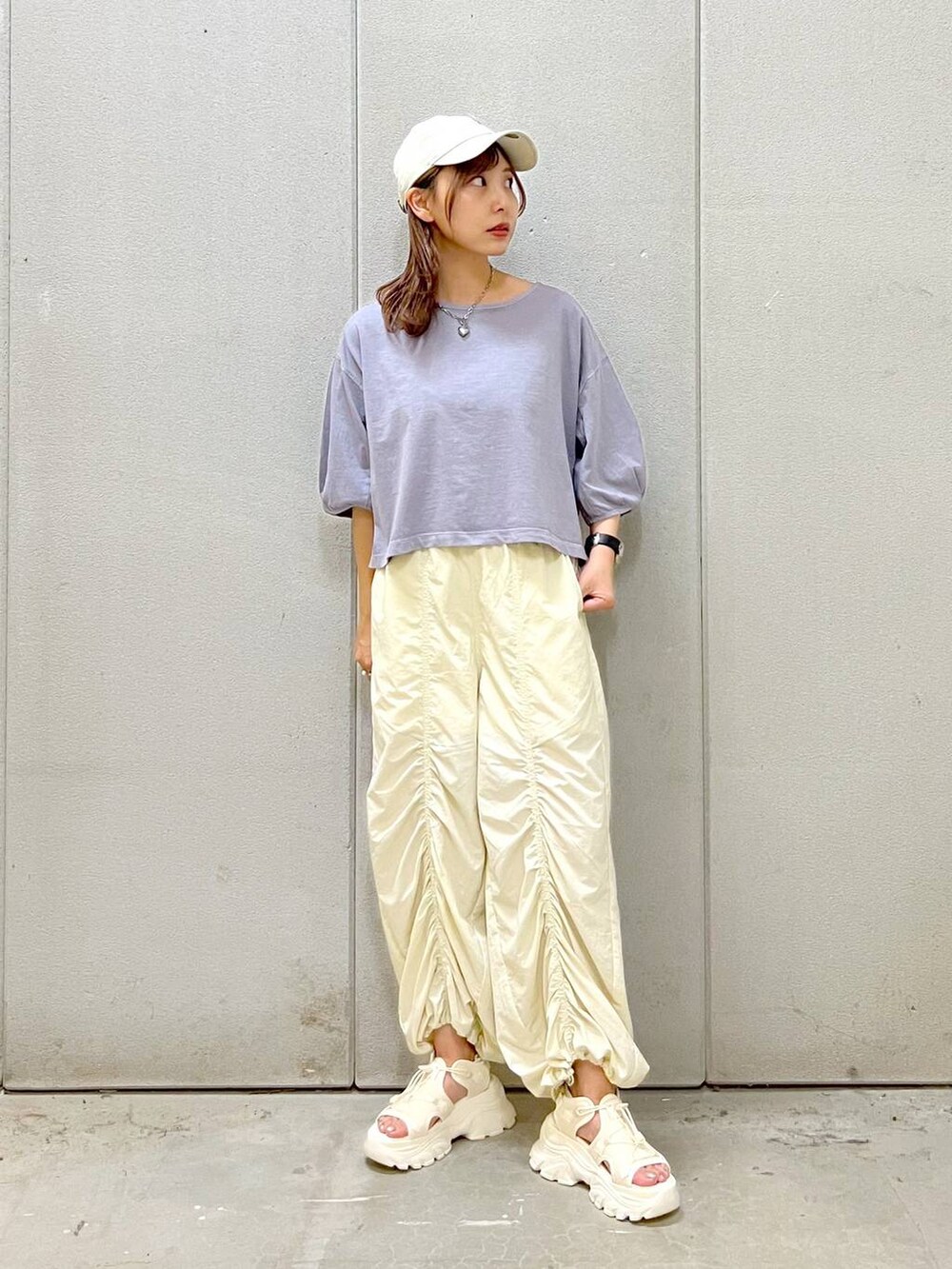 ホワイト系のサンダル、ホワイト系のカーゴパンツ、パープル系のTシャツ/カットソーを着用したレディースの夏コーディネートの5枚目の写真