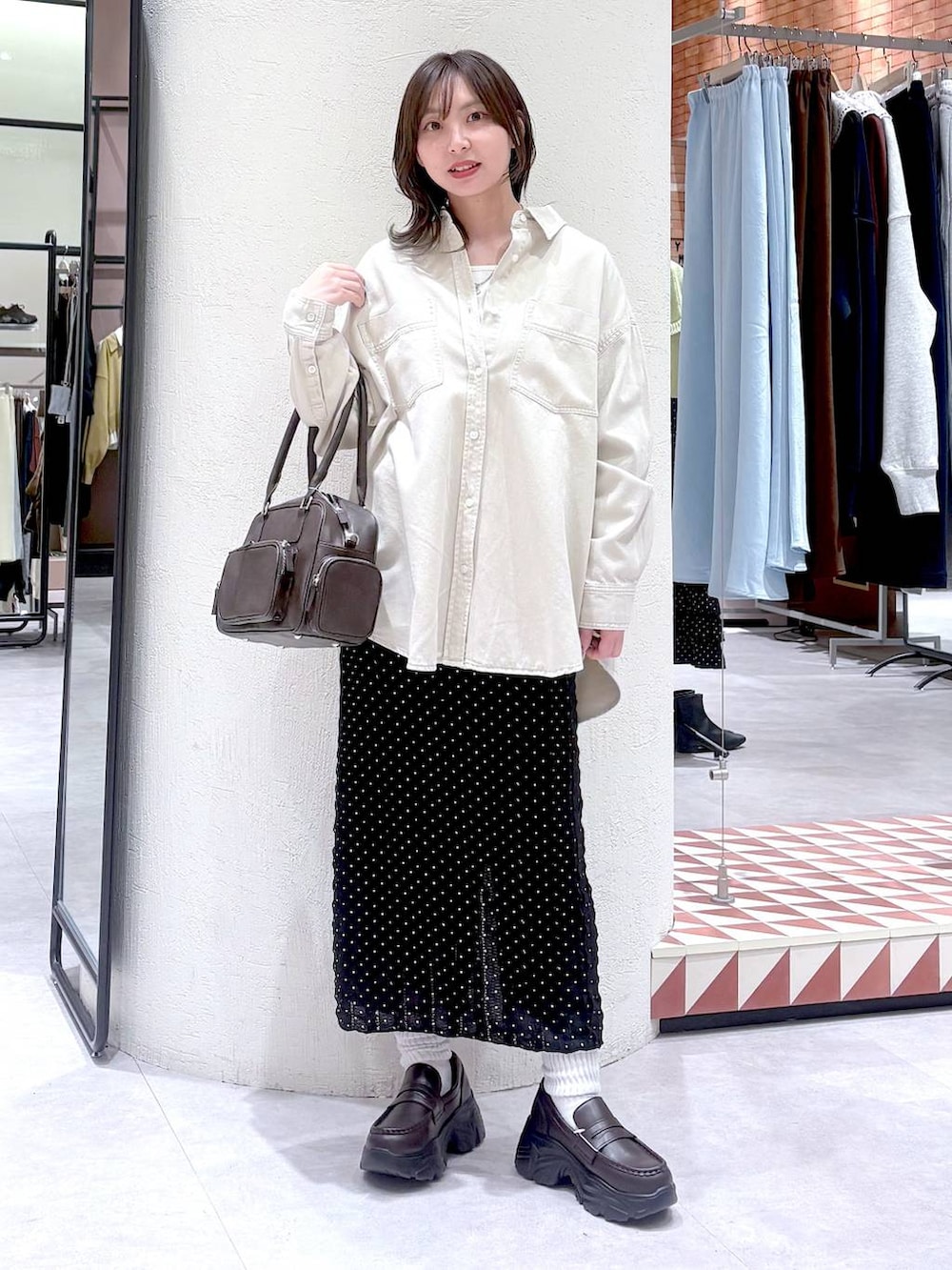 ベージュ系のシャツ/ブラウス、ブラウン系のボストンバッグ、ブラウン系のローファーを着用したレディースの冬コーディネートの5枚目の写真