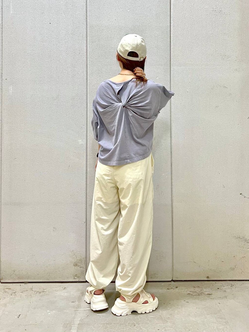 ホワイト系のサンダル、ホワイト系のカーゴパンツ、パープル系のTシャツ/カットソーを着用したレディースの夏コーディネートの3枚目の写真