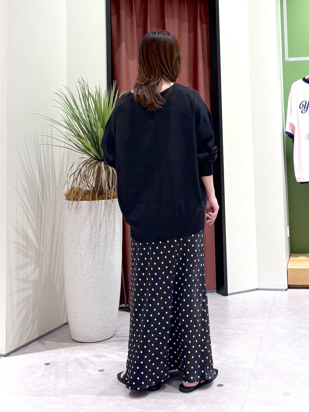 ブラック系のスカート、ブラック系のサンダル、ブラック系のカーディガン/ボレロを着用したレディースの夏コーディネートの4枚目の写真