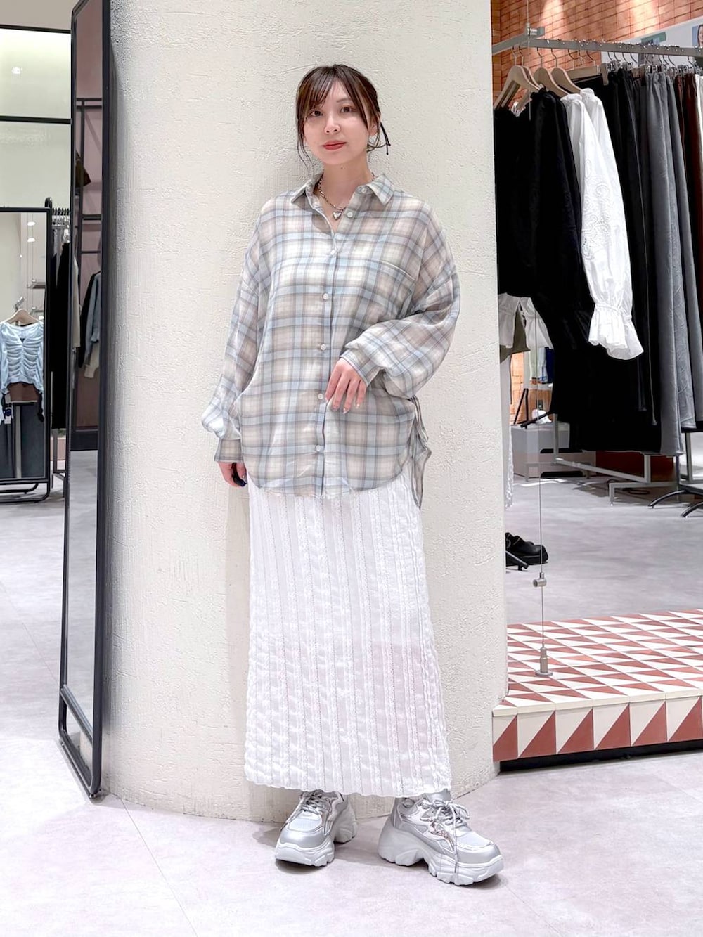 ホワイト系のTシャツ/カットソー、ホワイト系のスカート、シルバー系のスニーカーを着用したレディースの春コーディネートの5枚目の写真