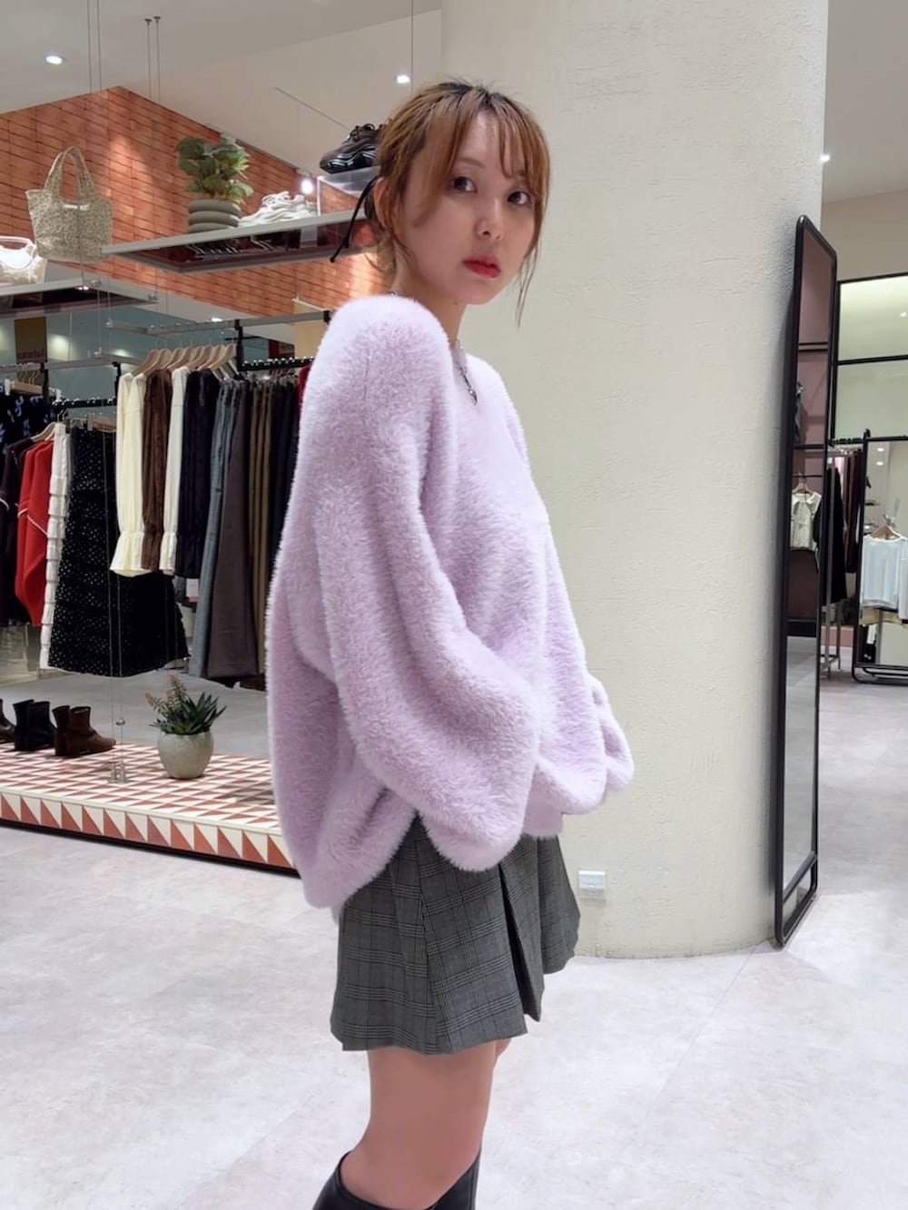 その他のスカート、ブラック系のブーツ、パープル系のニット/セーターを着用したレディースの秋コーディネートの2枚目の写真